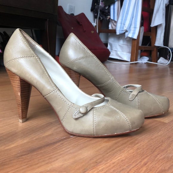 Beige pumps - Picture 3 of 5